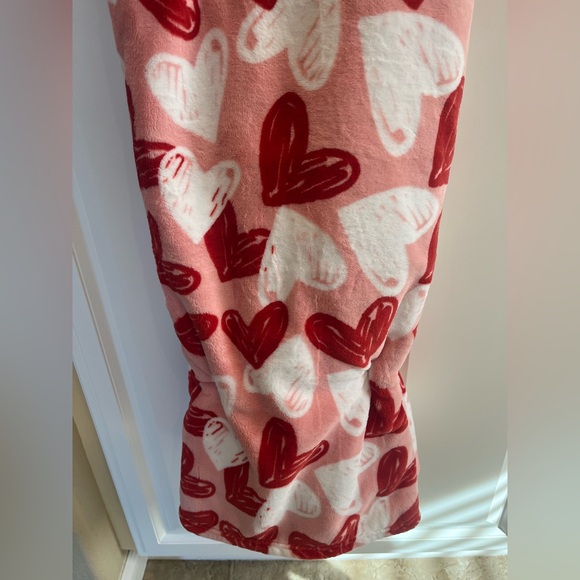 Cuddle in Love Valentine’s Day Heart Patterned Soft Throw Blanket - Picture 3 of 3
